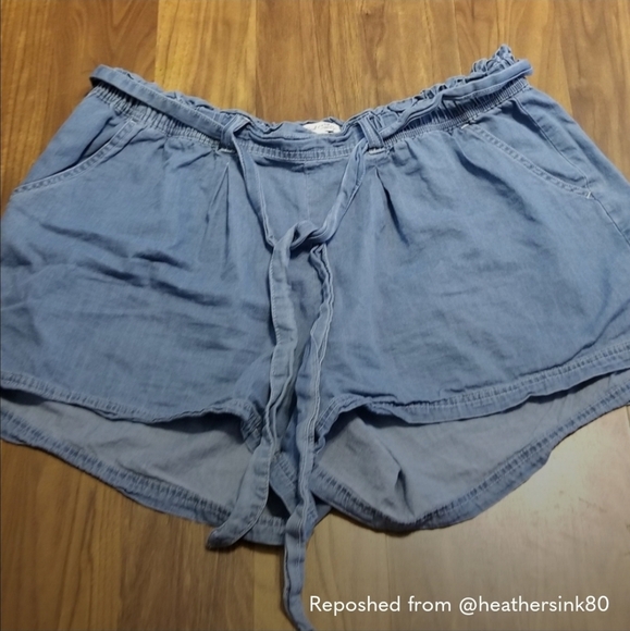 Red Camel curvy shorts - Picture 2 of 6